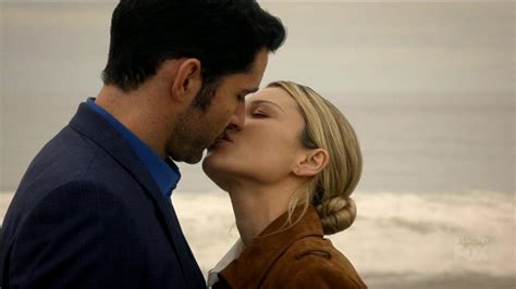 do lucifer and chloe ever get together|lucifer and chloe first kiss.